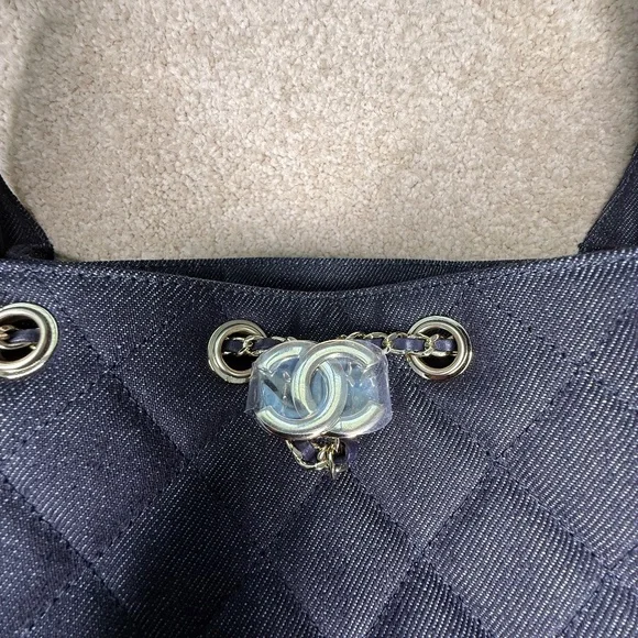 New Matthieu Blazy Chanel - 1st New Collection Launch - Chanel 25 Dark Denim SM - Picture 3 of 9